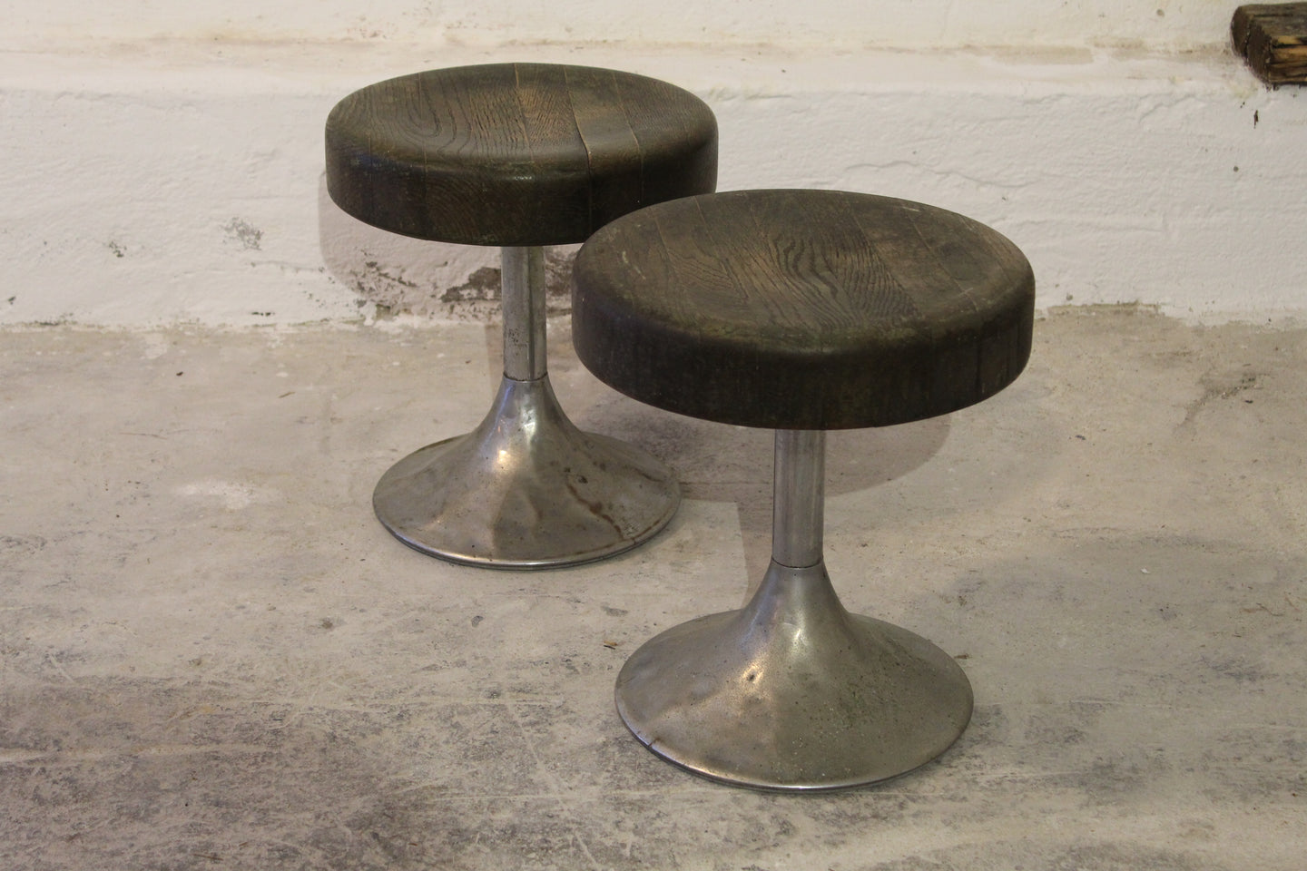 VINTAGE ONE LEG STOOL